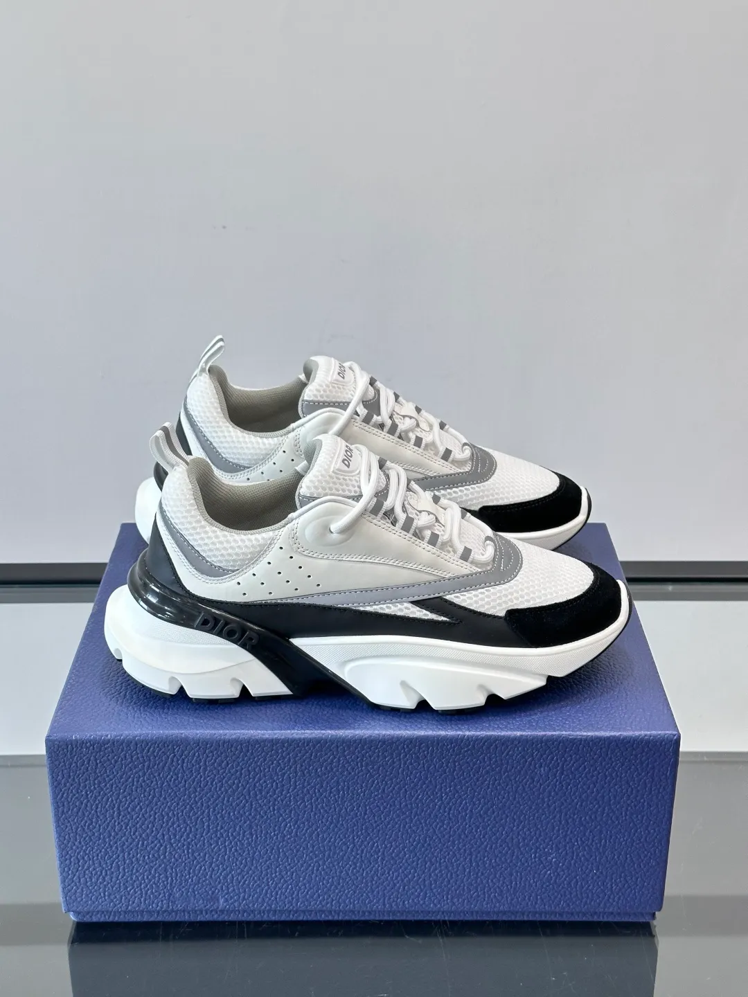 Men's shoes 💰p520 "Dior" B22 retro jogging shoes, inspired by classic jogging shoes, low-top thick sole design, cow leather + mesh fabric splicing, perfect texture and breathable. The black and white engraved rubber sole has great grip and comfort, and is OK for daily wear or sports! There is an embossed "CD" logo on the side of the shoe, which is low-key and recognizable. Rich colors, black and white, gray and blue, etc., versatile and fashionable, loved by European and American hip-hop circles and bloggers, a must-have for trendy wear size: 39-44 (customized at 45.46)